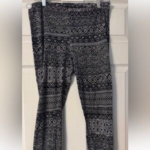 Women's Geometric Tribal Design Leggings - Black and White